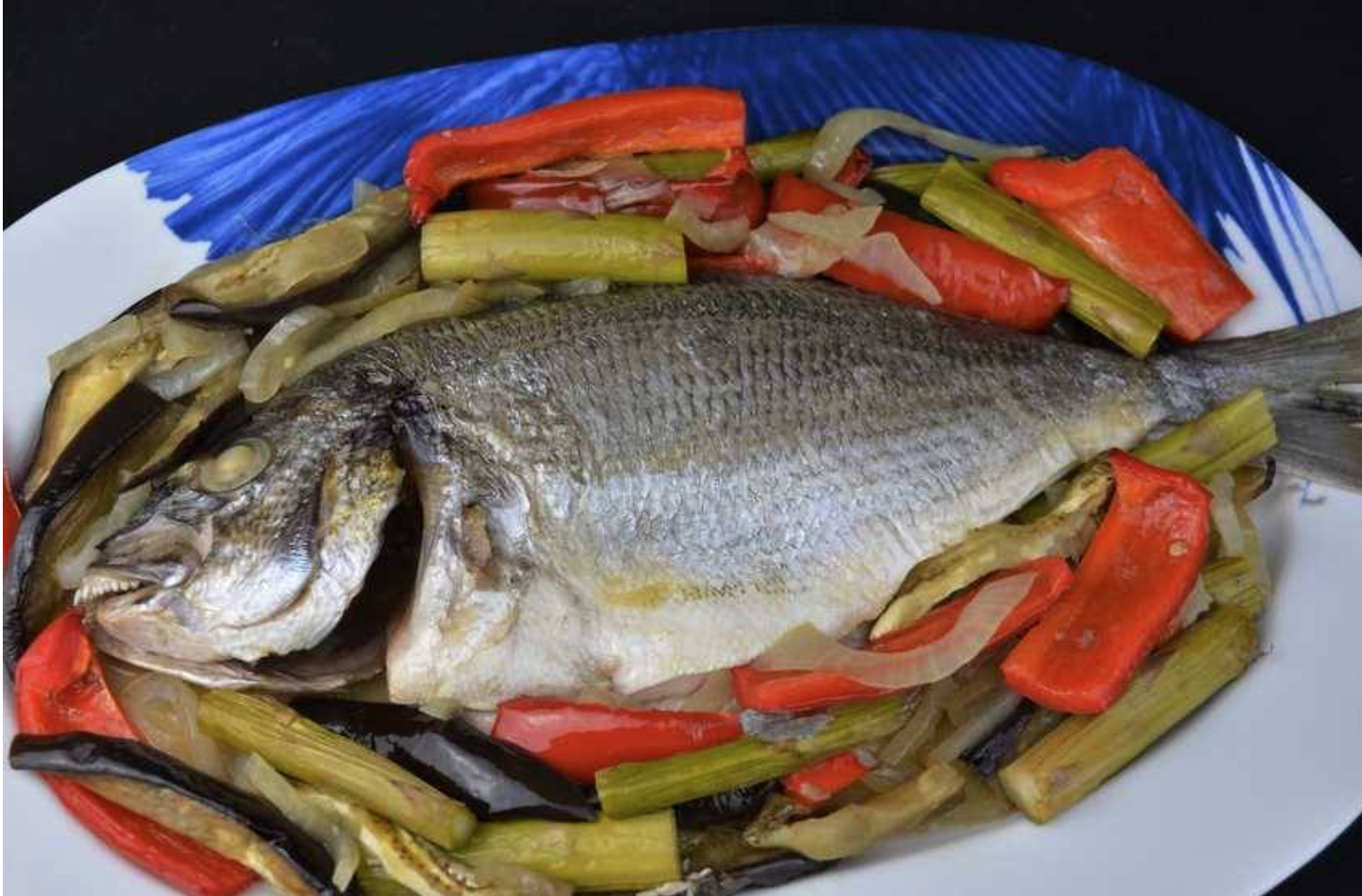 Dorada al horno con berenjena y pimientos mas ensalada de alubias con cebollino